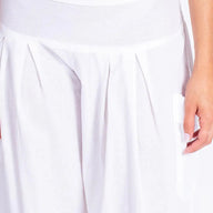 Bijele pamučne boho hlače s velikim bočnim džepovima