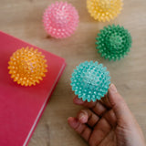 Šarene masažne loptice različite boje i veličine