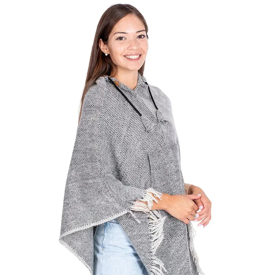 Unisex sivi trokutasti pončo s kapuljačom i resama