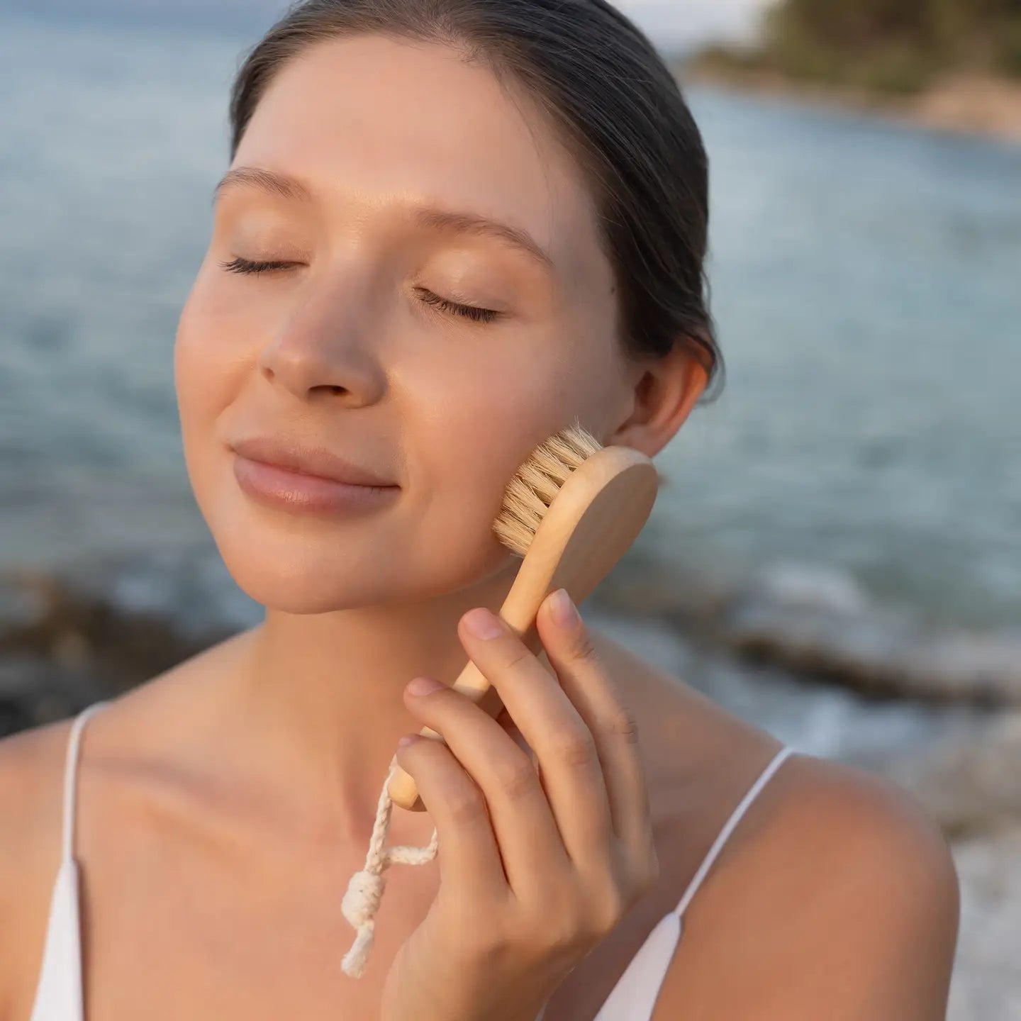 Četkica za lice od drveta lotusa s prirodnim čekinjama