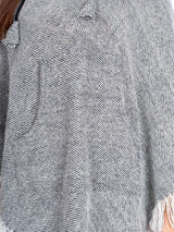 Unisex sivi trokutasti pončo s kapuljačom i resama